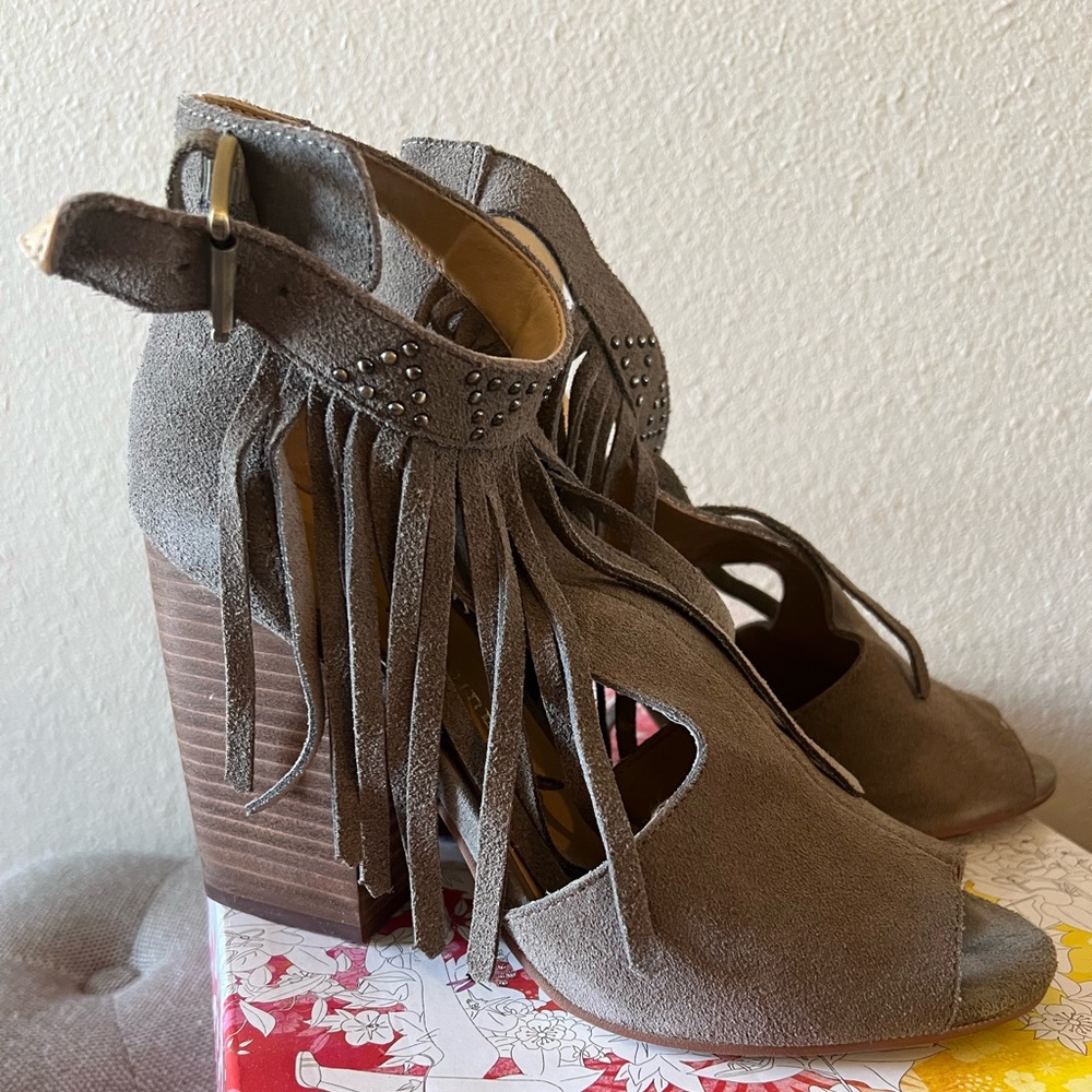 Chinese Laundry Boho sandal/Suede Ankle Heels/Booties with fringe- SZ 8